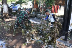 Kodim 0822 Sigap Gelar Karya Bhakti Akibat Banjir di Desa Pancoran Bondowoso
