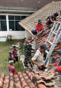 Babinsa Koramil 0421-03/Pnh, Desa Sidoasih, Kecamatan Ketapang Bersama Warga Renovasi Rumah Marbot