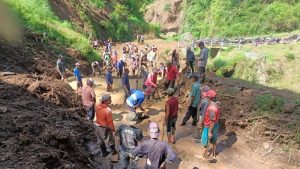 Setiap Tahun Warga Penang Botolinggo Bondowoso Perbaiki Jalan, Ini Harapan Warganya