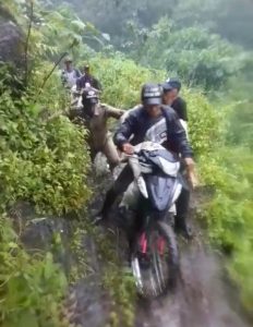 Virall…!!! Perangkat Desa Penang Bondowoso, Bantu Salurkan Beras BPNT ke Dusun Terpencil Saat Hujan Deras