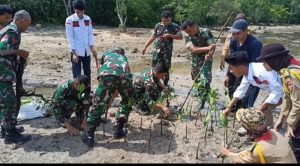 Lestarikan Alam dan Hijaukan Pantai, Kodim 0421/Lampung Selatan Tanam Mangrove