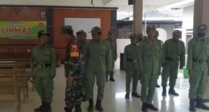 Tingkatkan Disiplin Linmas, Babinsa Sukorejo Banyuwangi Latih PBB dan Wawasan Kebangsaan