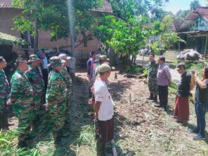 Pasca Diterjang Angin Puting Beliung, Polsek Bersama Koramil Tamanan Lakukan Karya Bhakti