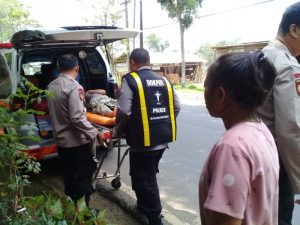 Gerak Cepat Polsek Grujugan Bondowoso Bantu Warga yang Terkena Serangan Jantung