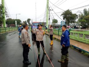 Tanggap Bencana, Wakapolres Bondowoso Tinjau Langsung ke lokasi Jembatan Ki Ronggo yang Ambrol