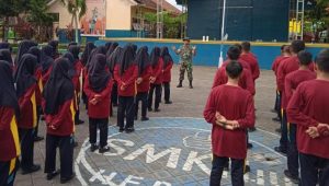 Tingkatkan Disiplin Siswa-Siswi, Babinsa Singojuruh Banyuwangi Latih PBB dan Wawasan Kebangsaan