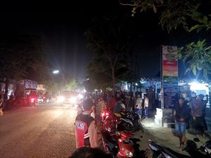 Patroli Sahur, Polisi Bubarkan Balap Lari di Jalan Mawar Situbondo