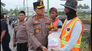 Polri Berbagi, Kapolresta Banyuwangi Distribusikan Bansos Bagi Masyarakat Pinggiran
