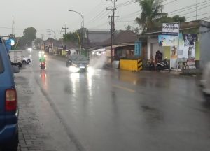Permukaan Jalan Raya Bergelombang Menjadi Pemicu Genangan Air Hujan