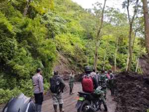 Polisi Bersama TNI Bersihkan Material Longsor di Bondowoso, Akses Menuju Sempol Kembali Lancar
