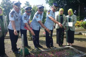 Kalapas Kelas IIB Bondowoso Gelar Ziarah ke Taman Makam Pahlawan Dalam Rangka Memperingati Hari Bhakti Pemasyarakatan Ke-59