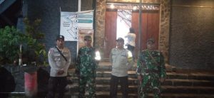 Misa Malam Paskah di Gereja Santa Perawan Maria Glenmore Banyuwangi Mendapat Pengamanan Dari Pihak Polsek dan Koramil