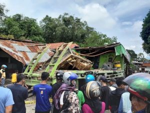 Truk Roda 10 Tabrak Sejumlah Kendaraan dan Bangunan di Panyalaian, Diduga Rem Blong