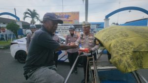 Sat Lantas Polres Bondowoso Bagi-bagi Takjil dan Nasi Kotak di Bulan Puasa 1444 H