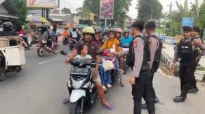 Dibulan Penuh Berkah, Sat Samapta Polres Bondowoso Bagi-bagi Takjil