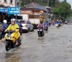 Langganan Banjir Saat Hujan, Jalan di Kampung Gubernur Sumatera Barat Ini Berubah Sungai