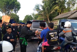 Ketua PAC Pagar Nusa Tlogosari Bondowoso, Bagikan Takjil Bagi Pengguna Jalan