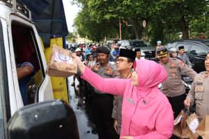 Polresta Banyuwangi Bagikan 1000 Takjil Gratis