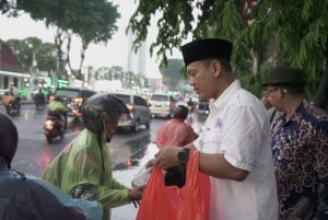 Bentuk Kepedulian Jurnalis, SMSI Jatim Bagikan Takjil Hingga Santunan Anak Yatim di Bulan Ramadan