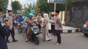 Kapolres Bondowoso Bagi-bagi Takjil Menjelang Berbuka Puasa