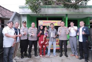 Kapolres Kediri Salurkan Bantuan Gerobak Dagang Pelaku UMKM