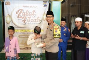 Polres Situbondo Salurkan Zakat Fitrah 2,3 Ton Beras