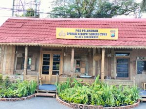 Pos Pelayanan Polres Bondowoso Unik Bergaya Klasik Sedia Kopi dan Takjil Gratis Bagi Pemudik