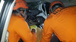Laka Maut Minibus Inova vs Truk Box di Sitinjau Lauik, 1 Tewas 8 Orang Luka-luka