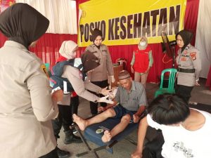 Sigap dan Tanggap, Tim Posko Kesehatan Polres Lampung Selatan Lakukan Pertolongan