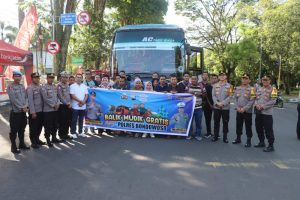 Kapolres Bondowoso Memberangkatkan 5 Bus Dalam Giat Arus Balik Lebaran 1444 H