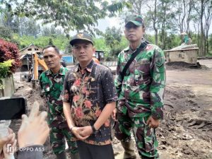 Forkopimcam Ijen Bondowoso Bersama TNI-Polri Bersihkan Sisa Material Banjir di Sempol