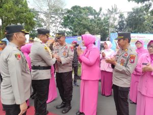Sertijab Kapolres Bondowoso Disambut Dengan Pedang Pora dan Tarian Blue Fire