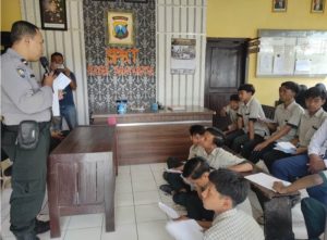 Polsek Menerima Kunjungan Dari SMPN 1 Taman Krocok Bondowoso Guna Lebih Mengenal Polisi Dalam Tugas Sehari-hari