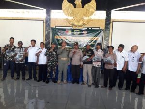 TMMD Ke-116 Kodim 0822 Bondowoso Serahkan Seragam Linmas