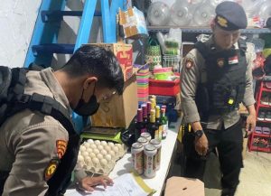 Samapta Polres Situbondo Razia Pekat Amankan Puluhan Botol Minuman Keras