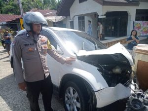 Mobil Anggota DPRD Pesisir Selatan Tabrak Pagar Warga