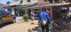 Kanit Reskrim Polsek Grujugan Cek TKP Pengrusakan Kaca Pintu Rumah Warga Taman