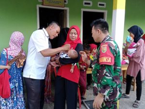 Bentuk Generasi Sehat, Babinsa Kodim 0421/Ls Dampingi Petugas Berikan Layanan Posyandu