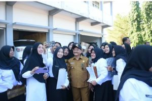 Bupati Situbondo, Serahkan Petikan SK Sebanyak 106 Nakes Yang Lulus P3K Dan Tersenyum Lega