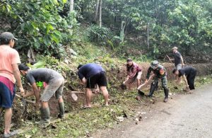 Peduli Lingkungan, Babinsa Kodim 0421/Ls Bersama Warga Gotong Royong Bersihkan Jalan