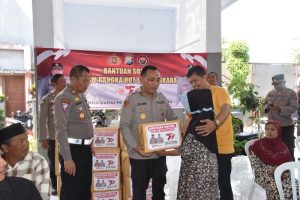 Polres Bondowoso Gelar Jumat Berkah Dan Laksanakan Bansos Di Desa Selolembu