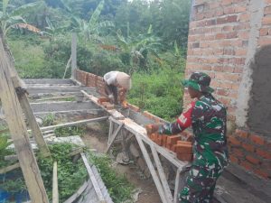 Wujudkan Kepedulian Babinsa Kodim 0421/Ls, Bantu Membangun Rumah Masyarakat
