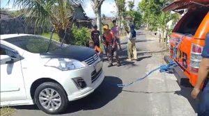 Tim Rescue Damkar Kabupaten Bondowoso Evakuasi Mobil Masuk Selokan
