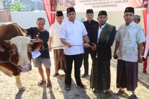 Polres Bondowoso Mengelar Sholat Idul Adha Dan Membagikan Hewan Qurban