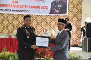 KH Salwa Arifin Berikan Penghargaan Kepada Kapolres Bondowoso Atas Prestasinya Dalam Penanganan TPPO
