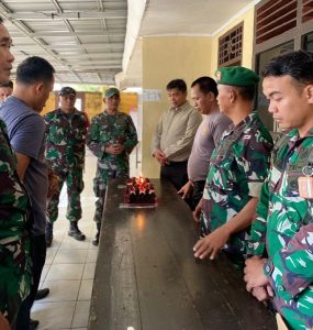 Sinergitas TNI-POLRI Diwujudkan Oleh Koramil 421-03/Pnh Di HUT Bhayangkara ke-77 Kepada Polsek Penengahan