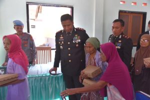 Kapolres Bondowoso Memberikan Santunan Kepada Panti Jompo Dalam Rangkaian Memperingati HUT Bhayangkara ke 77