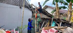 Babinsa Kodim 0421/Ls Turut Ringankan Beban Warga Yang Tertimpa Musibah