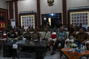 HUT Bhayangkara Ke-77, Prajurit Kodim 0822 Bondowoso Nobar Wayang Kulit