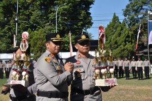 Kapolres Bondowoso Berikan Penghargaan Kepada Jajaran Polsek Dalam Lomba Kebersihan